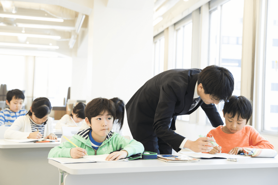 小学生の学習塾の様子