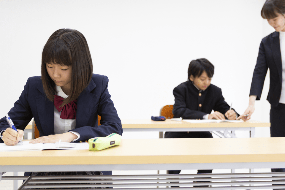 塾で勉強する中学生