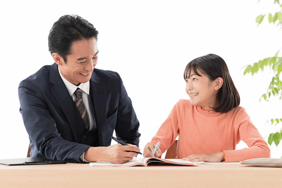 個別指導塾で勉強する講師と女子生徒