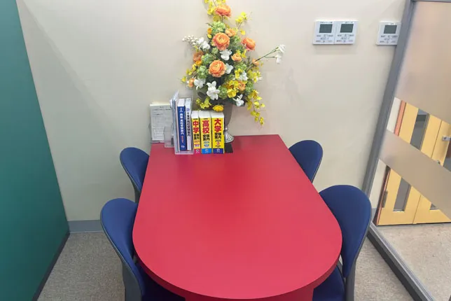 千葉駅前校の面談スペース