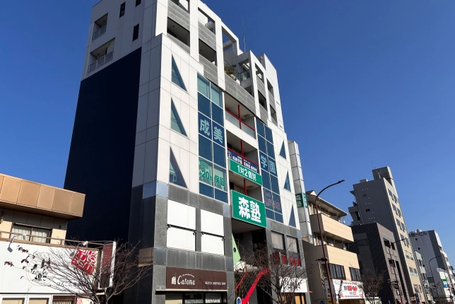 秦野校の外観