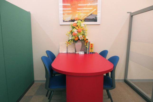 枚方市駅前校の面談スペース