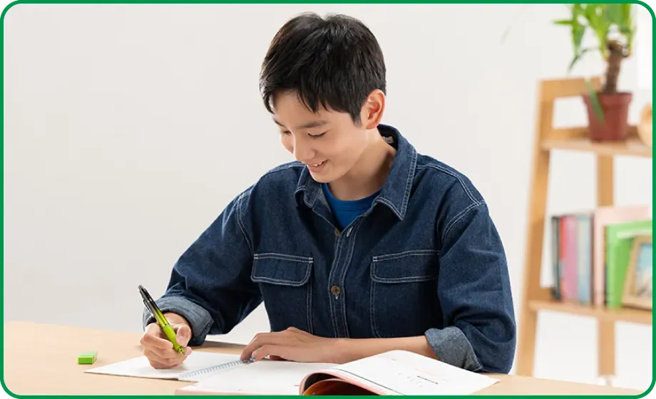 宿題をする男子学生