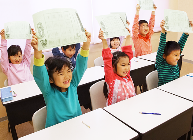 グリムスクールを受ける小学生