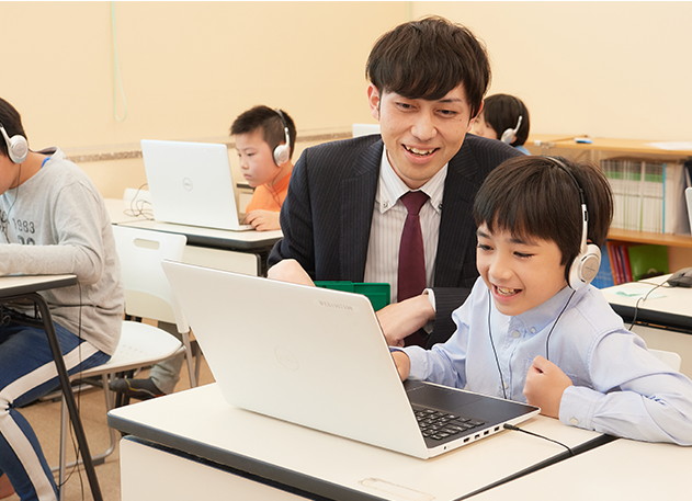 プログラミングを学ぶ小学生