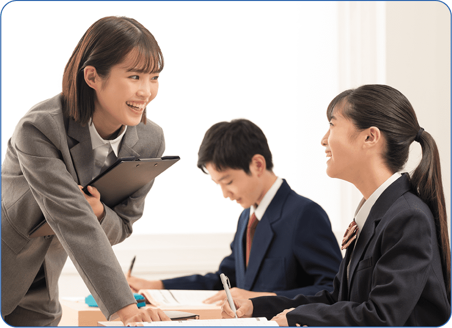 生徒2人に指導する先生